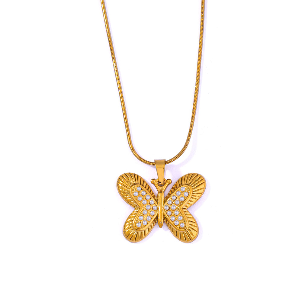 Collana con ciondolo a forma di farfalla